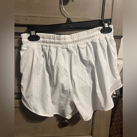 Size 8 Lulu hotty hot shorts low rise 4” - Picture 1 of 3